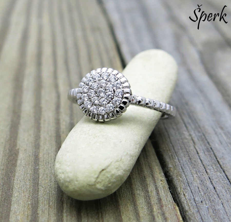 Elegantní stříbrný prsten kolečko se zářivými zirkony